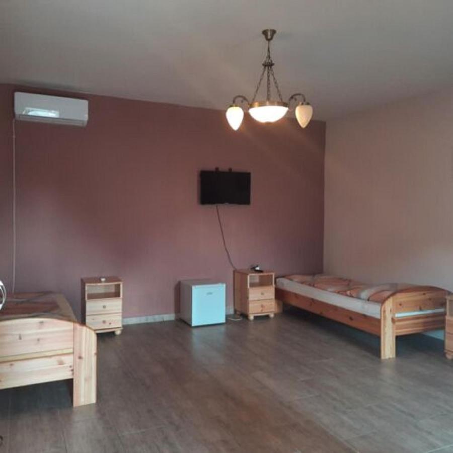 Ikszt Vendeghaz Hotel Dávod Buitenkant foto